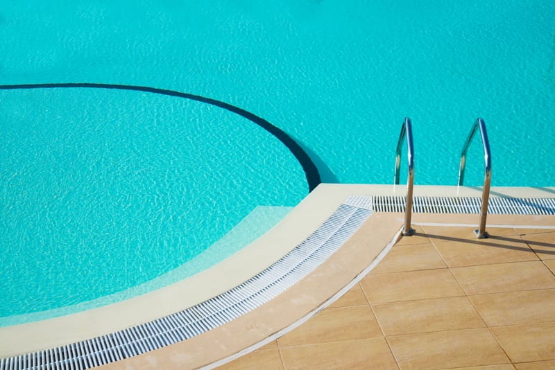 La cura della piscina: l'importanza del cloro